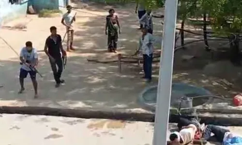 मुरैना में जमीनी विवाद को लेकर चली गोलियां, 3 महिलाओं सहित 6 की मौत, 3 गंभीर रूप से घायल मुरैना में जमीनी विवाद को लेकर चली गोलियां, 3 महिलाओं सहित 6 की मौत, 3 गंभीर रूप से घायल