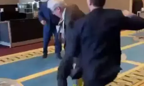 देश के झंडे का अपमान करने पर आगबबूला  हुए यूक्रेनी सांसद, रूसी डिप्लोमैट को मारा घूंसा, वीडियो वायरल देश के झंडे का अपमान करने पर आगबबूला  हुए यूक्रेनी सांसद, रूसी डिप्लोमैट को मारा घूंसा, वीडियो वायरल