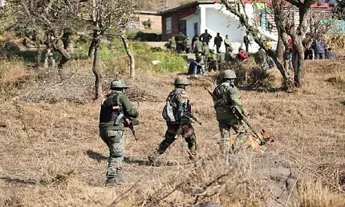 जम्मू-कश्मीर के राजौरी इलाके में सेना और आतंकवादियों के बीच मुठभेड़ जारी, पांच जवान हुए शहीद, एक अधिकारी समेत अन्य जवान हुए घायल