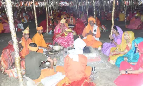 सैकड़ों वाहनों और हजारों श्रद्धालुओं के साथ शहर में निकली श्री सीताराम नाम जप महायज्ञ में पधारे संतो की शोभा यात्रा सैकड़ों वाहनों और हजारों श्रद्धालुओं के साथ शहर में निकली श्री सीताराम नाम जप महायज्ञ में पधारे संतो की शोभा यात्रा