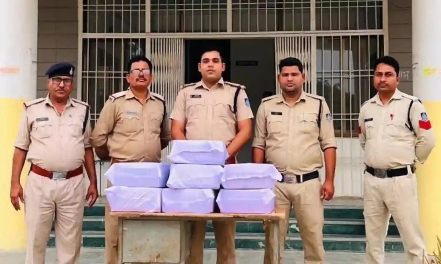 सात पेटी अवैध शराब सहित मोटर साइकिल पुलिस ने की जप्त