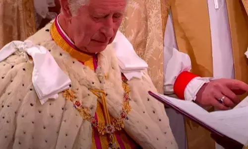 ब्रिटेन के किंग चार्ल्स III का वेस्टमिंस्टर ऐबे चर्च में किया गया राज्यभिषेक, पत्नी कैमिला भी आधिकारिक रूप से क्वीन कंसोर्ट से बनी क्वीन