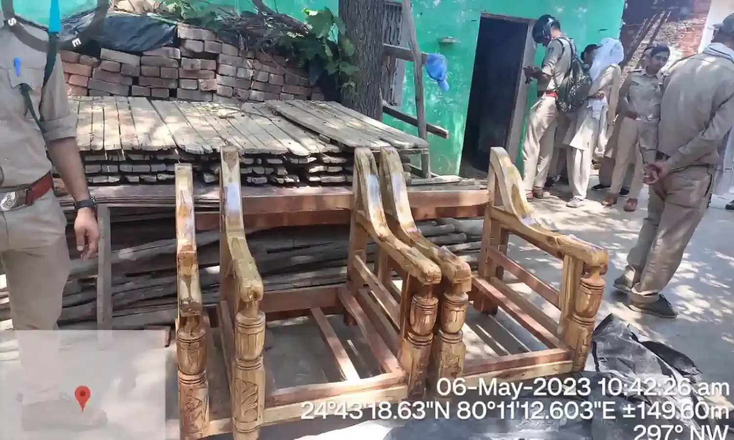 आगरा मोहल्ला में अवैध रूप से चल रहे फर्नीचर मार्ट पर वन विभाग का छापा