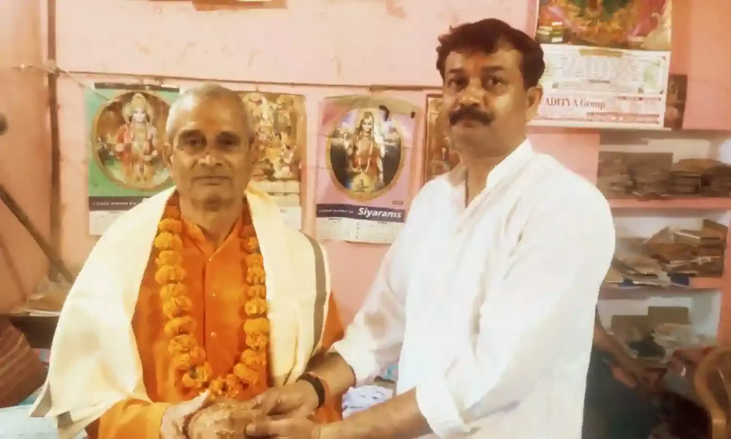 गुरूजनों से घर पहुंचकर मिले कांग्रेस नेता आशीष बागरी