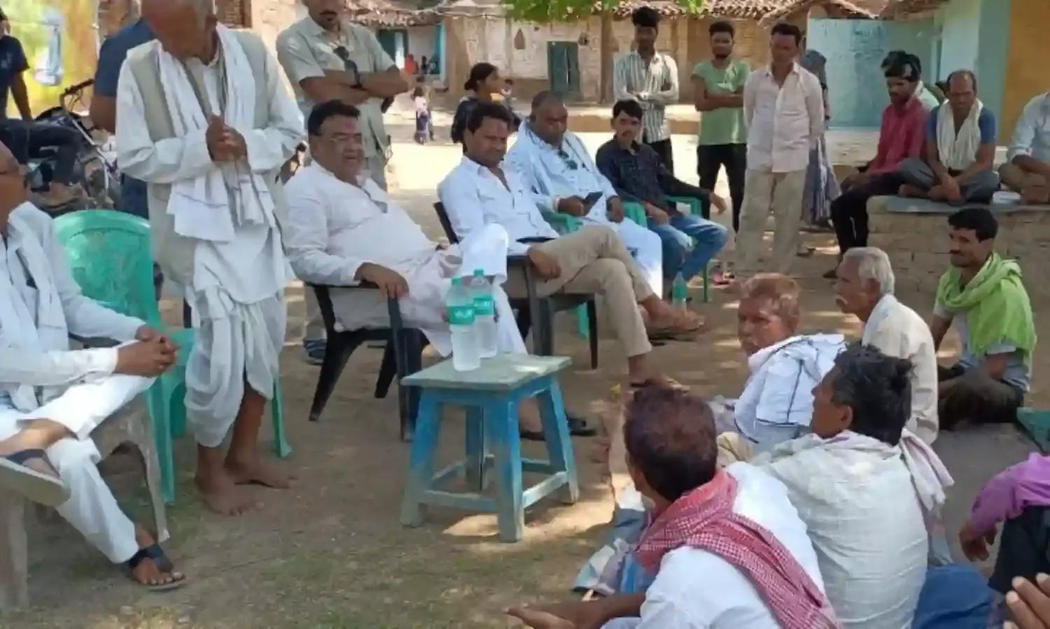 पूर्व मंत्री मुकेश नायक ने कई ग्रामों का किया भ्रमण, सुनीं समस्यायें