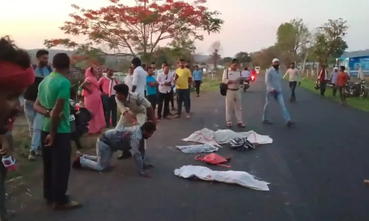 भीषण हादसे मेें चार मौत, डंपर ने मां-बेटी को रौंदा, ट्रैक्टर से गिरे अधेड़ और कार की टक्कर से बाइक सवार की मौत