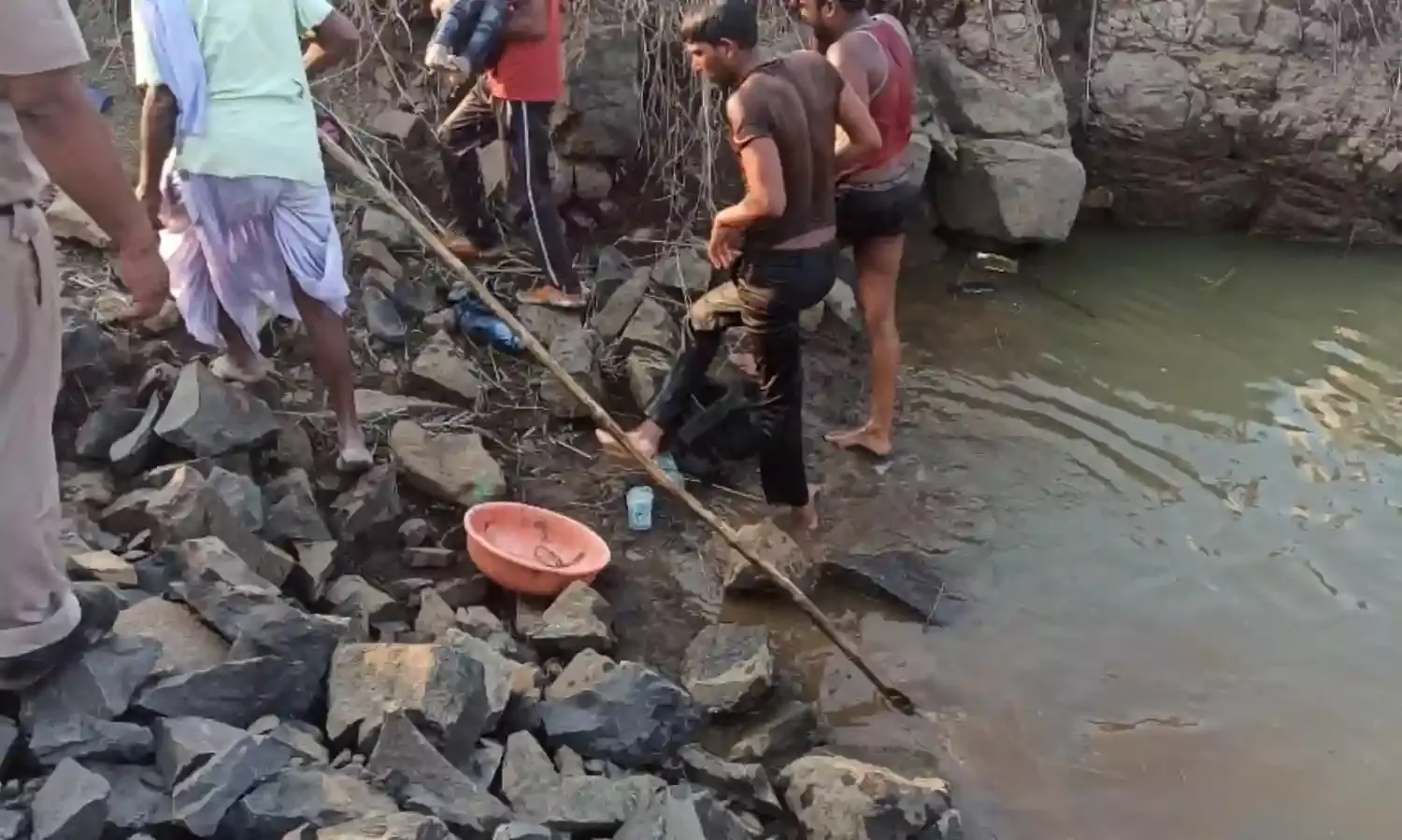 दर्दनाक हादसा, कुएं में गिरे दो बच्चों को बचाने मां ने पानी में लगाई छलांग, तीनों की मौत