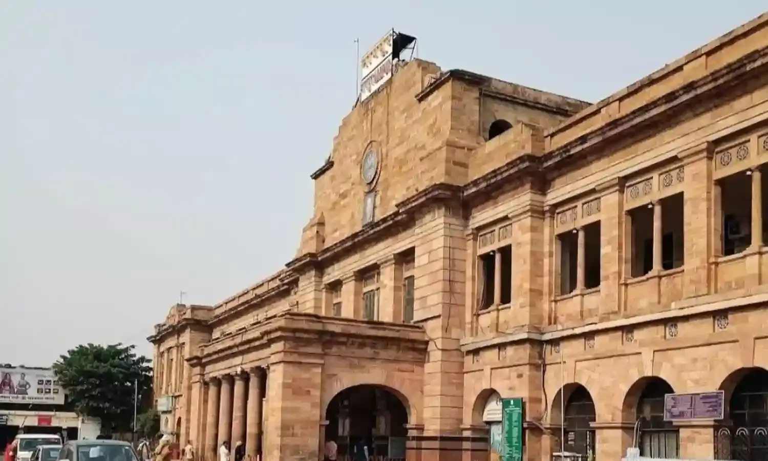 नागपुर स्टेशन पर दो दर्जन ट्रेनें घंटों देरी से पहुंचीं