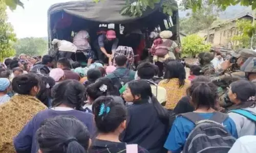 मणिपुर में सुलगी हिंसा, कांग्रेस नेता थरूर ने बीजेपी पर निशाना साधते हुए राज्य में राष्ट्रपति शासन लागू करने की मांग की मणिपुर में सुलगी हिंसा, कांग्रेस नेता थरूर ने बीजेपी पर निशाना साधते हुए राज्य में राष्ट्रपति शासन लागू करने की मांग की