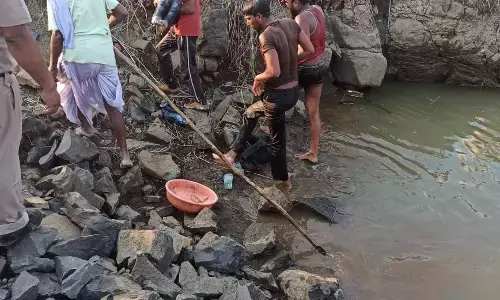 दर्दनाक हादसा, कुएं में गिरे दो बच्चों को बचाने मां ने पानी में लगाई छलांग, तीनों की मौत दर्दनाक हादसा, कुएं में गिरे दो बच्चों को बचाने मां ने पानी में लगाई छलांग, तीनों की मौत