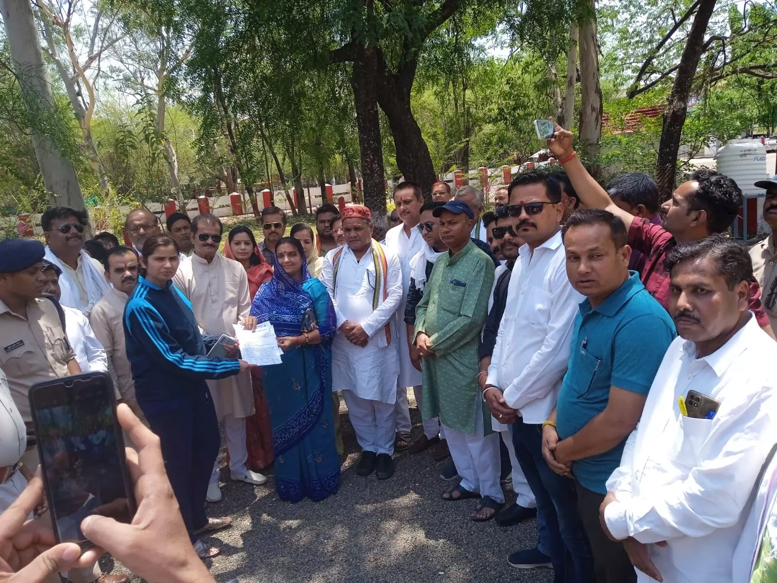 जबलपुर के कांग्रेस कार्यालय में तोडफ़ोड़ के विरोध में जिला कांग्रेस ने सौंपा ज्ञापन जबलपुर के कांग्रेस कार्यालय में तोडफ़ोड़ के विरोध में जिला कांग्रेस ने सौंपा ज्ञापन
