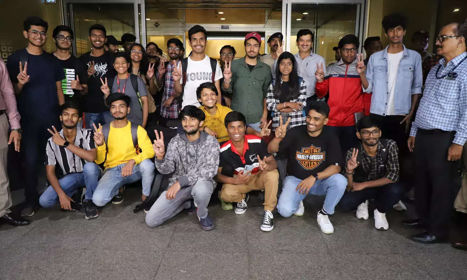 मणिपुर में फंसे महाराष्ट्र के 25 छात्र विशेष विमान से पहुंचे मुंबई