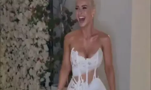 दुल्हन ने अपनी ही शादी में उड़वाया खुद का मजाक, पहने छोटे कपड़े, दूल्हे के भी उड़ गए होश