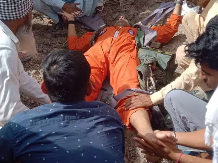 राजस्थान में लड़ाकू विमान गिरने से हुआ बड़ा हादसा, मकान की छत पर गिरा मिग 21, तीन की मौत राजस्थान में लड़ाकू विमान गिरने से हुआ बड़ा हादसा, मकान की छत पर गिरा मिग 21, तीन की मौत