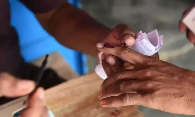 कर्नाटक विधानसभा चुनाव के लिए कल 10 लाख नए वोटर्स करेंगे मतदान, समझें राजनीतिक समीकरण