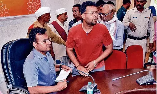 माता-पिता को खो देने वाले 3 बच्चे भटक रहे थे, कलेक्टर ने बनवाया बीपीएल कार्ड