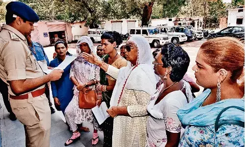 जनसुनवाई: मकान बनाकर देने के नाम पर लाखों हड़पे