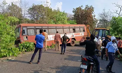 अचानक बस का पट्टा टूटा, बाल-बाल बचे यात्री