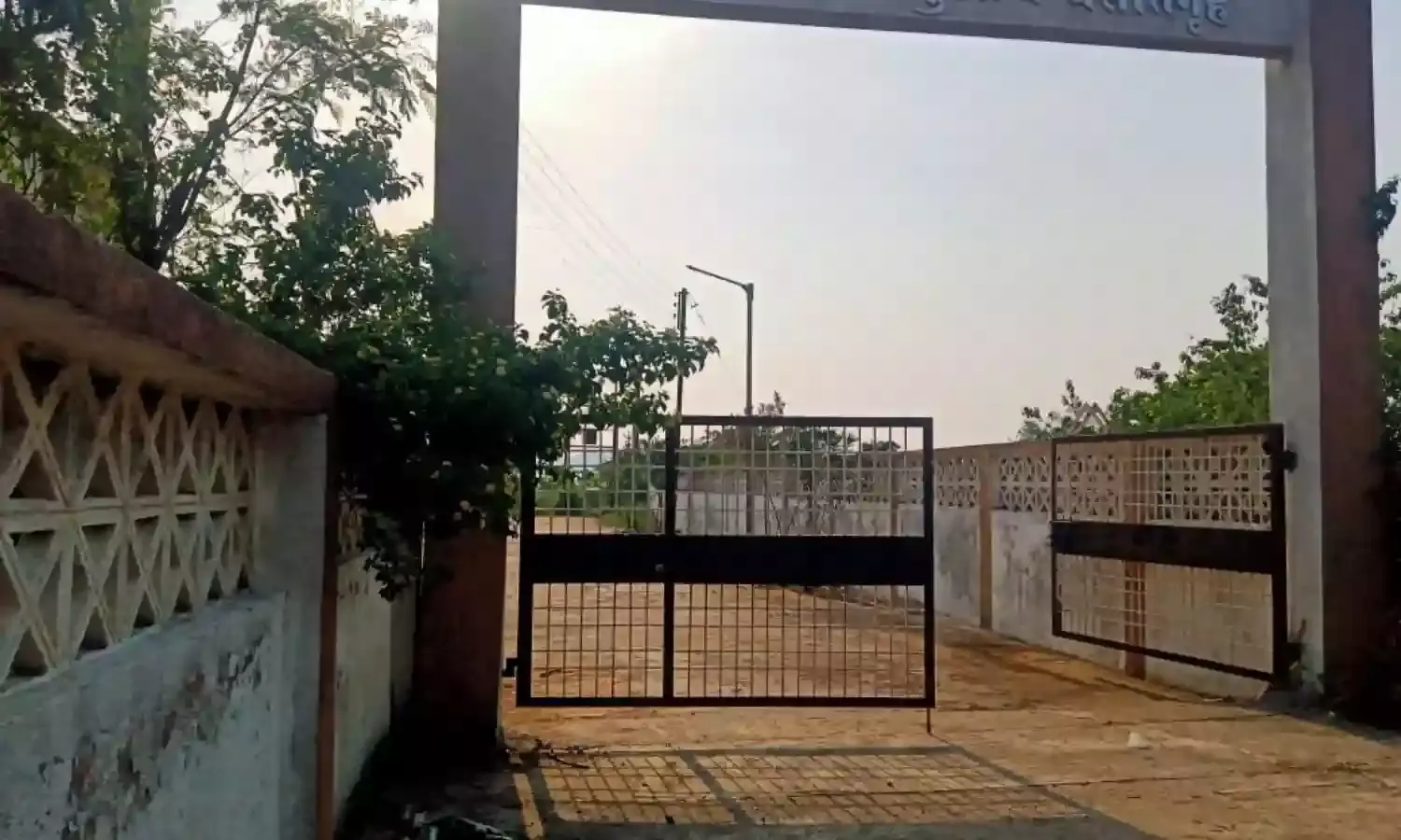 आदिवासी छात्रावास बना नशेड़ियों का अड्‌डा