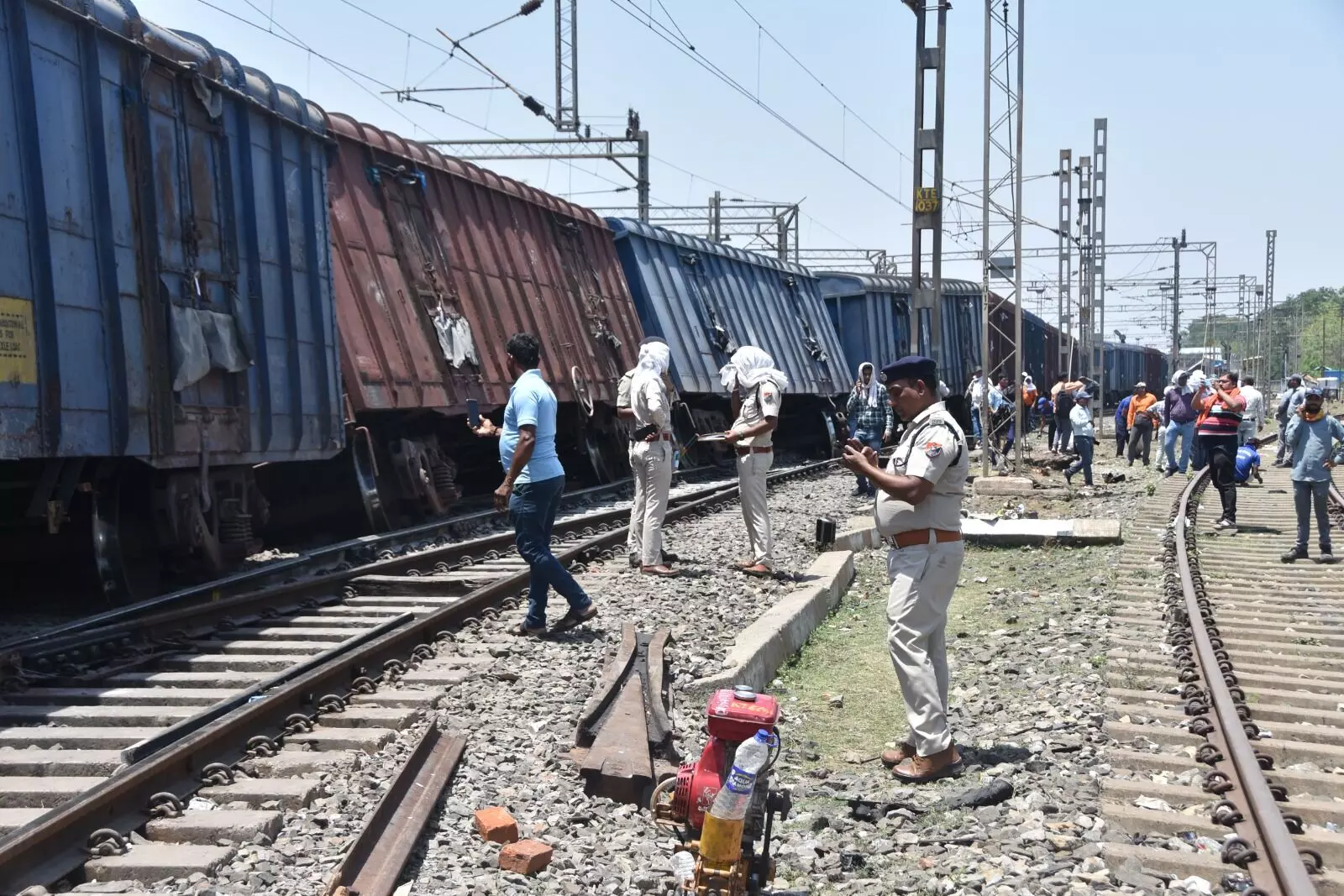 कटनी में मालगाड़ी के 4 डिब्बे पटरी से उतरे कटनी में मालगाड़ी के 4 डिब्बे पटरी से उतरे