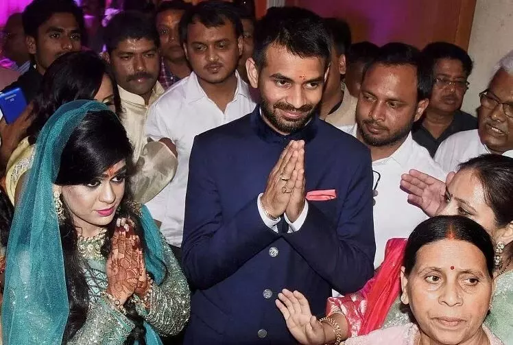तेज प्रताप यादव से तलाक के बाद ऐश्वर्या राय को एक और बड़ा झटका, याचिका पर सुनवाई के बाद तेजप्रताप को अदालत से मिली ये राहत, जाने कानून कैसे बना मददगार तेज प्रताप यादव से तलाक के बाद ऐश्वर्या राय को एक और बड़ा झटका, याचिका पर सुनवाई के बाद तेजप्रताप को अदालत से मिली ये राहत, जाने कानून कैसे बना मददगार