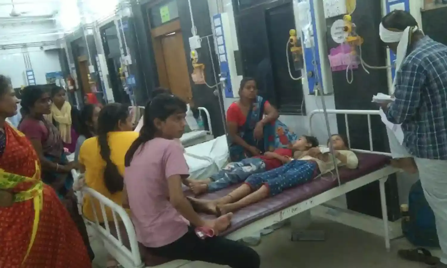 दो बच्चों के साथ महिला ने गटका जहर, हालत नाजुक