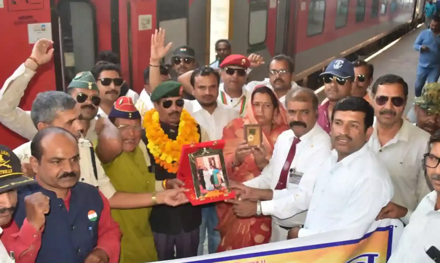 शौर्य चक्र लेकर सतना लौटे शहीद कर्णवीर के माता-पिता का जोरदार स्वागत