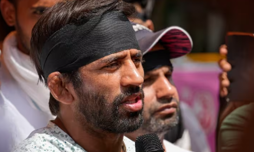 बृजभूषण शरण सिंह के खिलाफ पहलवानों का धरना प्रदर्शन हुआ तेज, काली पट्टी बांध जताया रोष, बजरंग पुनिया ने फोन ट्रैक करने का लगाया आरोप