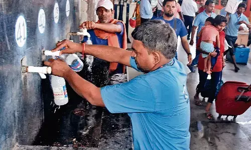 रेल प्रशासन द्वारा प्लेटफाॅर्म पर ठंडे पानी के इंतजाम नहीं दूर-दराज से आने वाली ट्रेनों के यात्री हो रहे परेशान