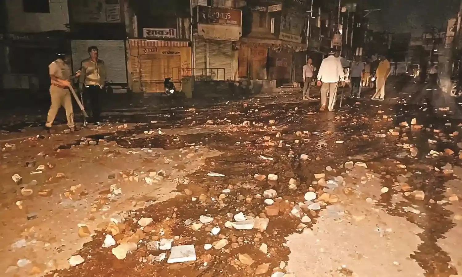 अकोला में दंगे के हालात, वाहन फूंके