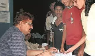 विद्यार्थियों के आधार पंजीकरण में पिछड़ने पर होगी फजीहत