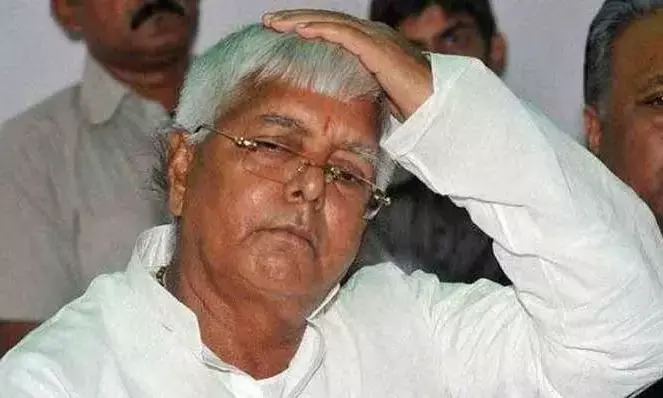 नौकरी के बदले जमीन मामले में फिर घिरे लालू प्रसाद, करीबियों पर सीबीआई की बड़ी कार्रवाई