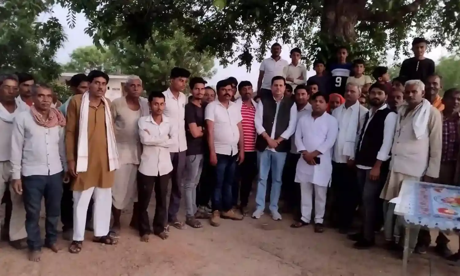 पीसीसी मेंबर कांग्रेस नेता ने गांव में पहुंचकर ग्रामीणों से की मुलाकात