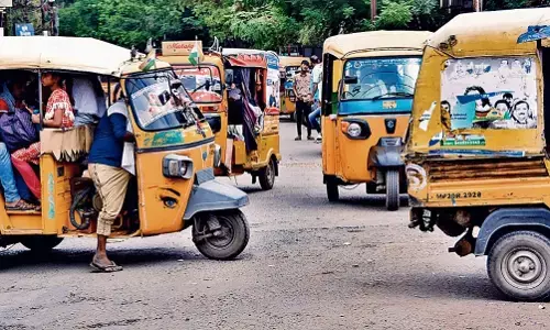 ऐसे ऑटो सड़कों पर दौड़ रहे जो चलने के लायक ही नहीं ऐसे ऑटो सड़कों पर दौड़ रहे जो चलने के लायक ही नहीं