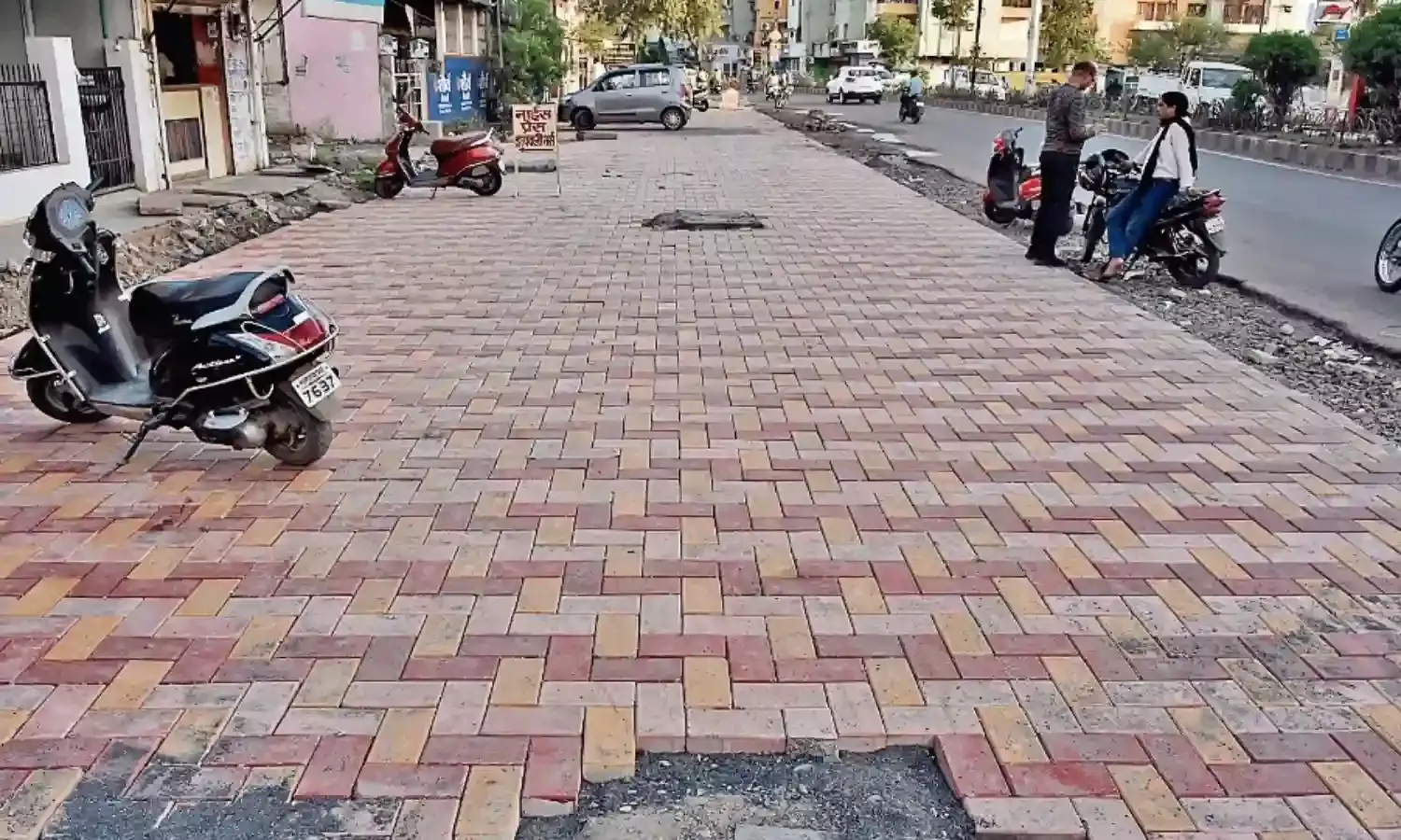 नगर निगम की कार्यशैली पर सवाल उठा रही जनता, कहा-ऐसे हिस्सों पर पेवर ब्लॉक टिक ही नहीं सकते