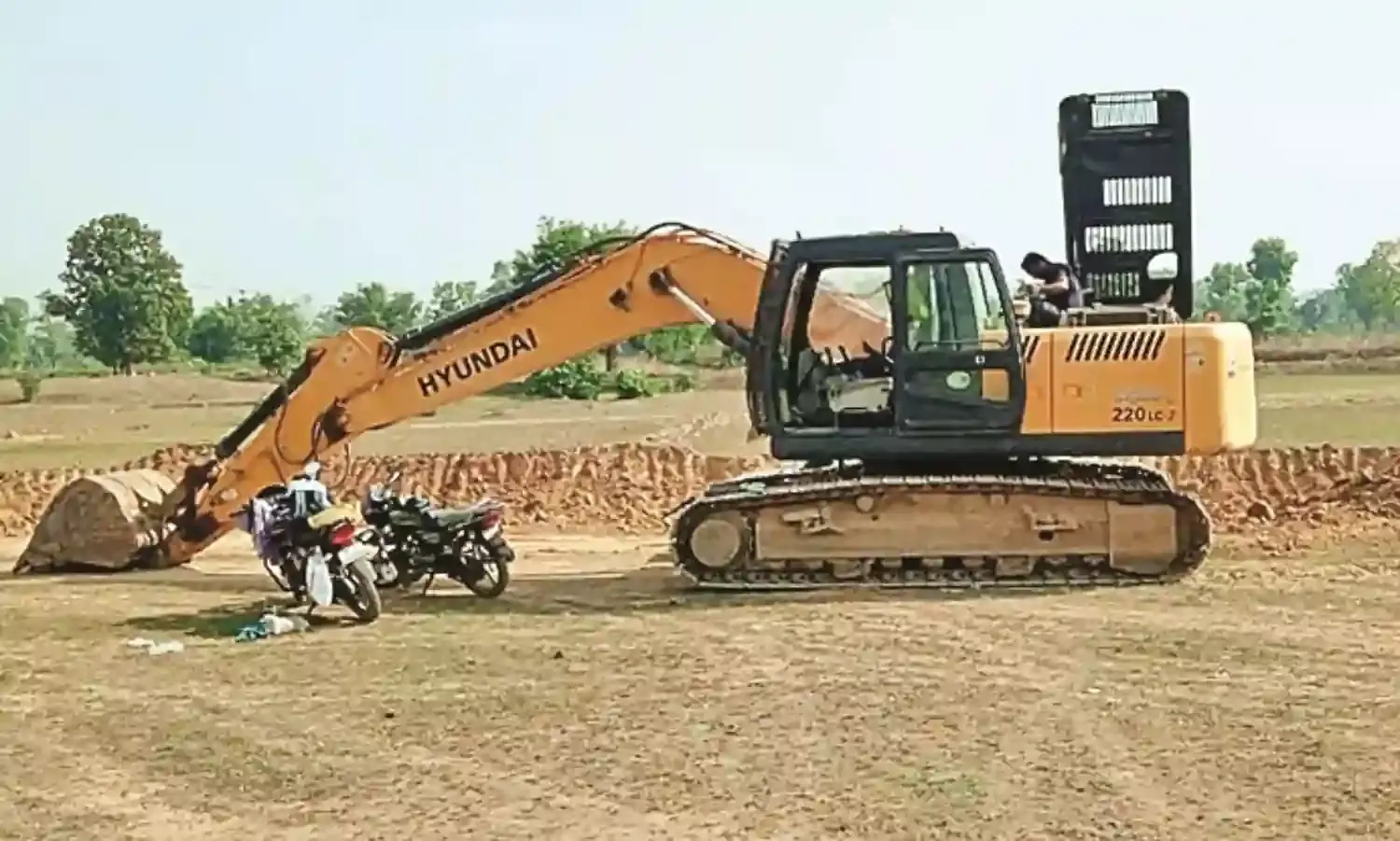 बगैर अनुमति बिरसी एयरपोर्ट प्रशासन ने खुदवा दी किसान की जमीन-लाखों का हुआ नुकसान