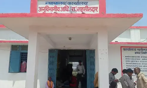 गरीबों के लिए चलाई जा रही योजनाओं में अधिकारी फेर रहे पानी