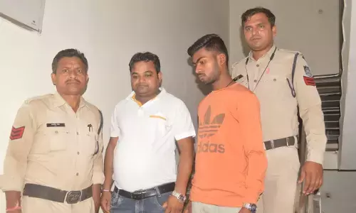 बुद्धा स्पा सेंटर में पुलिस की दबिश,संदिग्ध हालत में मिले ३ जोड़ा