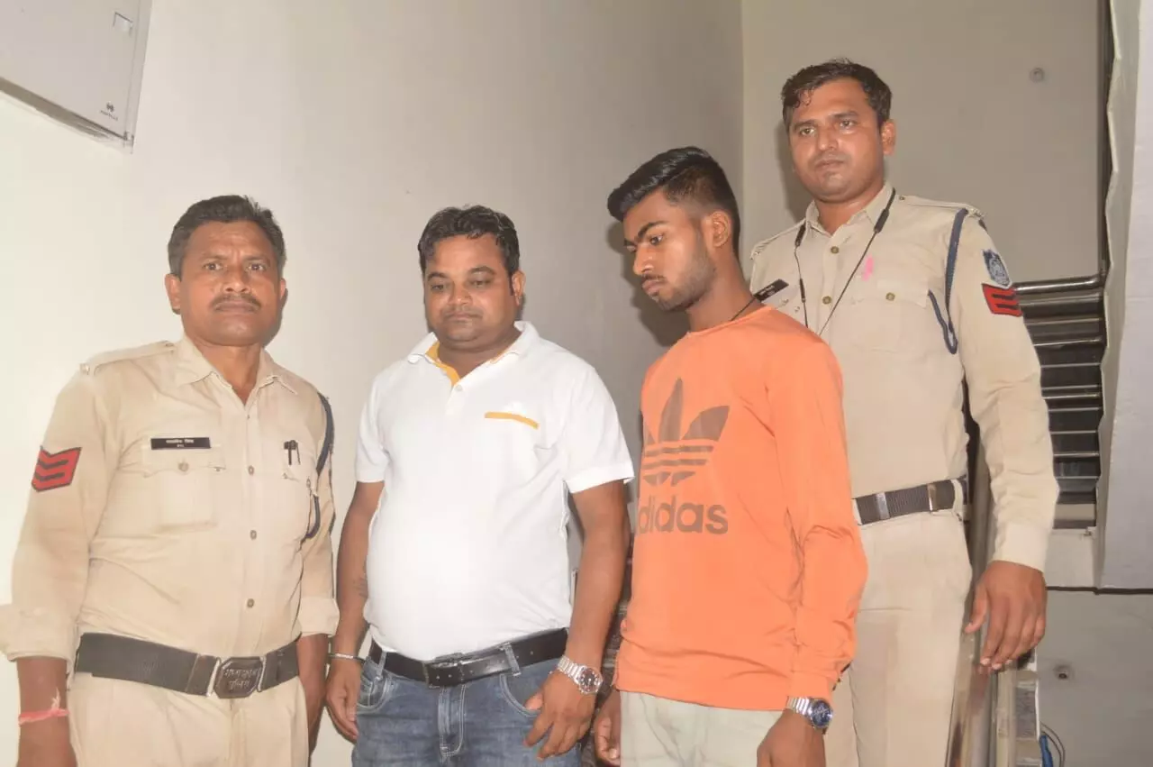 बुद्धा स्पा सेंटर में पुलिस की दबिश,संदिग्ध हालत में मिले ३ जोड़ा बुद्धा स्पा सेंटर में पुलिस की दबिश,संदिग्ध हालत में मिले ३ जोड़ा