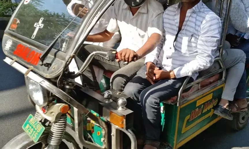 नियमों की धज्जियां उड़ाकर कर दौड़ रहे ई-रिक्शा