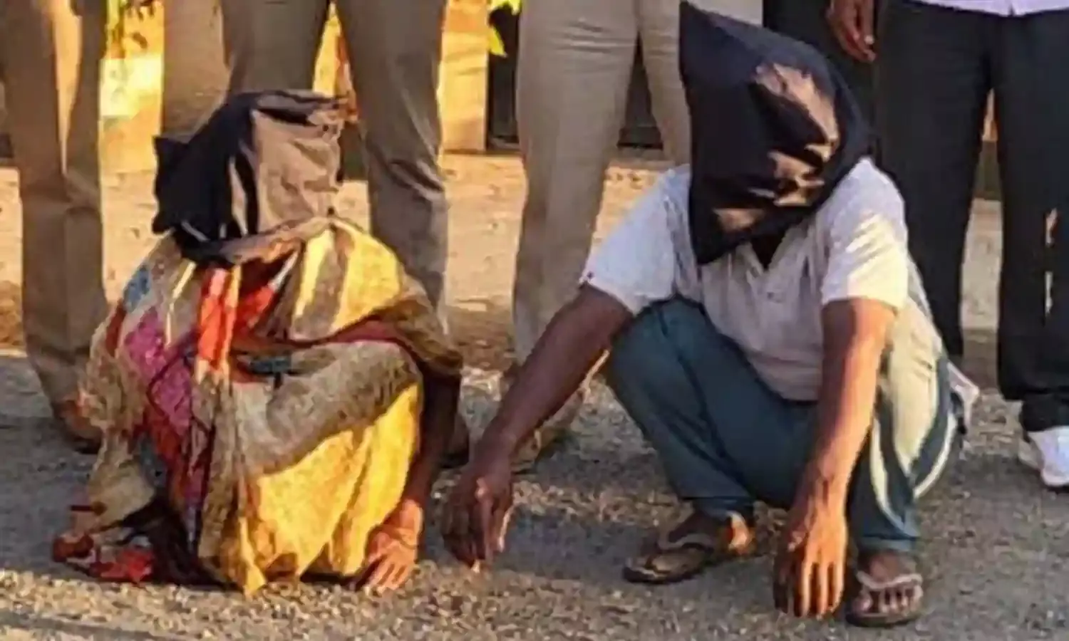 गहरी नींद में सोये पति की गर्दन काटने के बाद लाश के किए टुकड़े