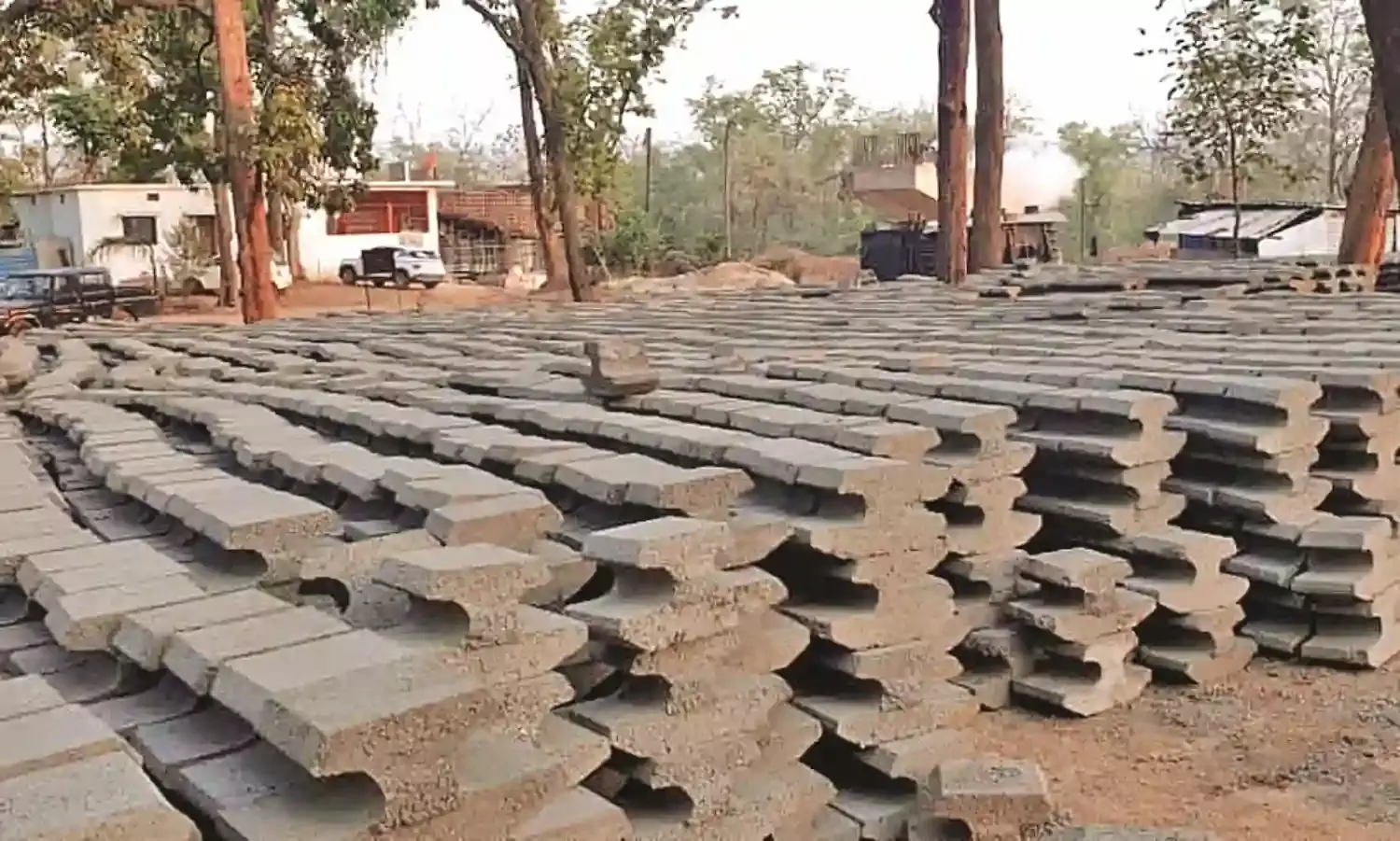 संरक्षित वन क्षेत्र में बने अवैध गट्टू कारखाने पर छापा