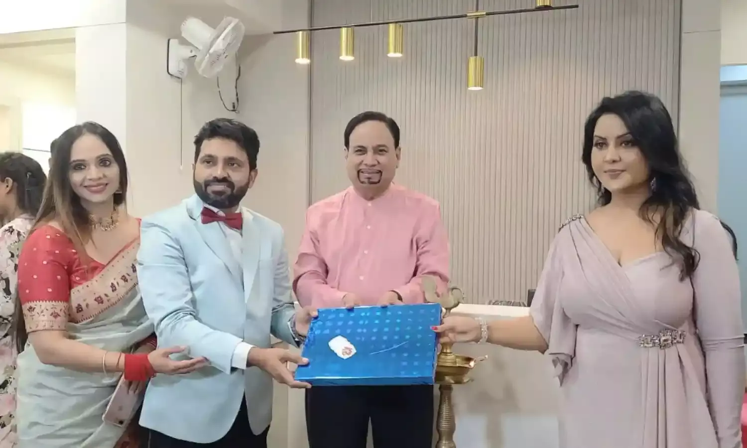 अमृता फडणवीस के हाथों कॉस्मेटिक क्लिनिक का भव्य उद्घाटन