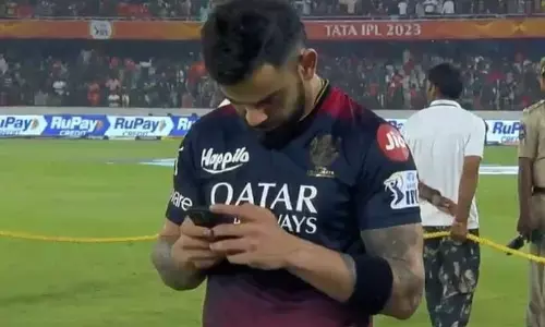 पार्टनरशिप हो तो ऐसी : विराट कोहली को शतकीय पारी के बाद आया अनुष्का का वीडियो कॉल पार्टनरशिप हो तो ऐसी : विराट कोहली को शतकीय पारी के बाद आया अनुष्का का वीडियो कॉल