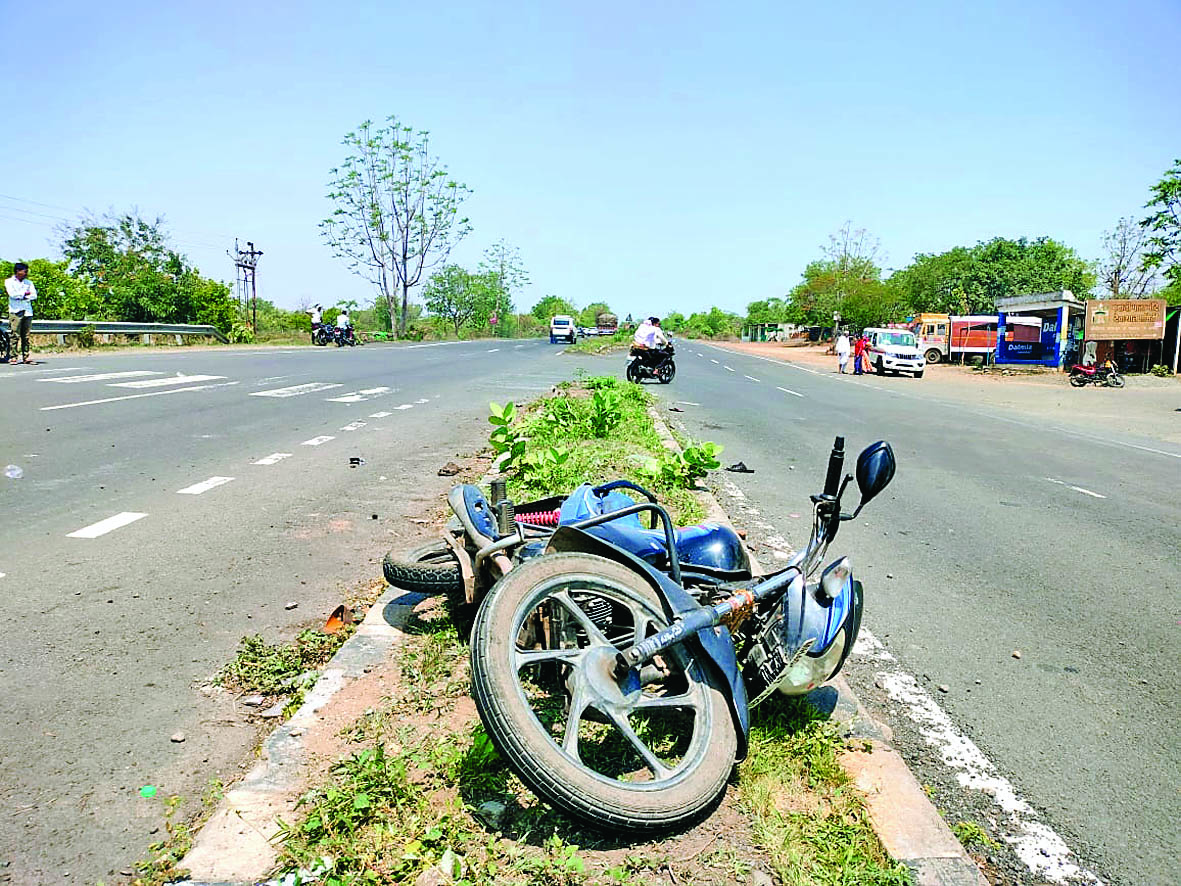 ट्रक ने बाइक को मारी टक्कर, 3 की मौत ट्रक ने बाइक को मारी टक्कर, 3 की मौत