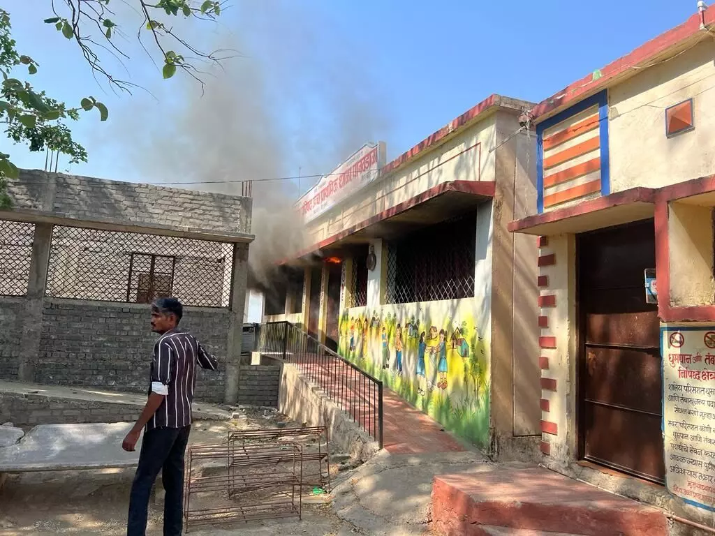 सौर ऊर्जा पैनल से शाला में लगी आग सौर ऊर्जा पैनल से शाला में लगी आग