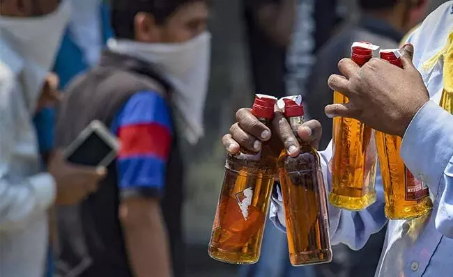 मेथेनॉल मिली शराब पीने से 22 की मौत, क्या है यह खतरनाक केमिकल, आम शराब से कैसे अलग होती है ये शराब मेथेनॉल मिली शराब पीने से 22 की मौत, क्या है यह खतरनाक केमिकल, आम शराब से कैसे अलग होती है ये शराब
