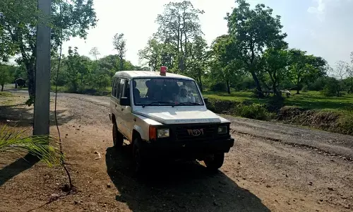 कबाड़ हो चुकी एंबुलेंस का पर्यटन के लिए हो रहा उपयोग कबाड़ हो चुकी एंबुलेंस का पर्यटन के लिए हो रहा उपयोग