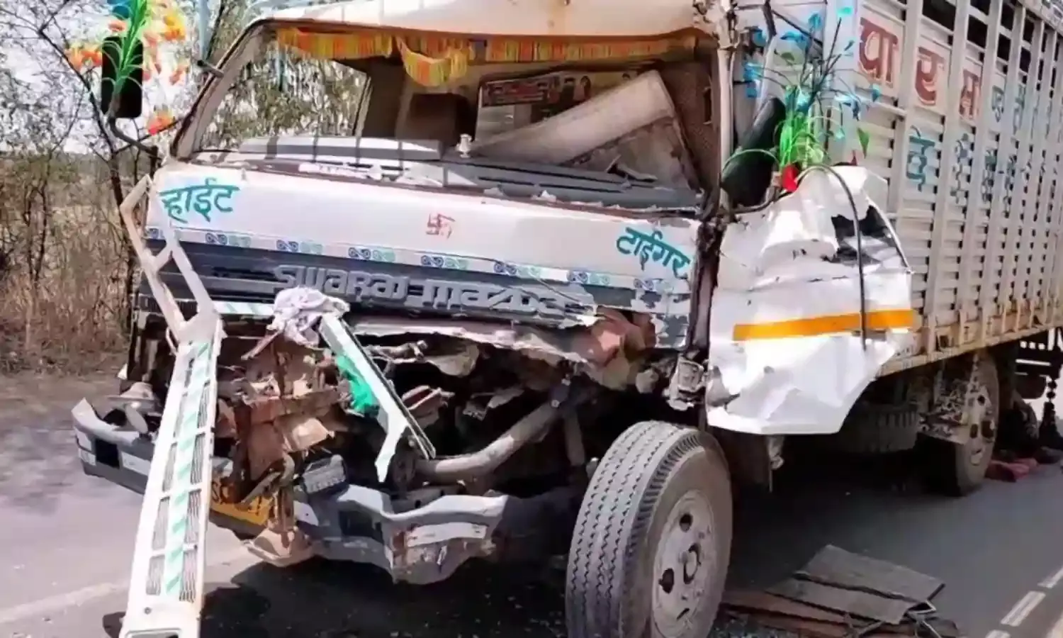 दो ट्रकों में हुई भिडंत, यातायात रहा प्रभावित