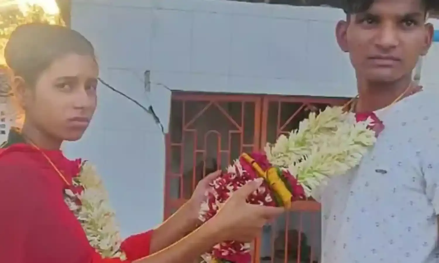 प्रेमी युगल की थाना परिसर के मंदिर में पुलिस ने करवाई शादी